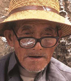 anciano con las gafas rotas